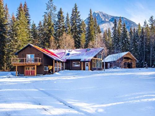Golden Ski Chalet | 7 Acres Forest - Skiing Close - Privacy - Theatre