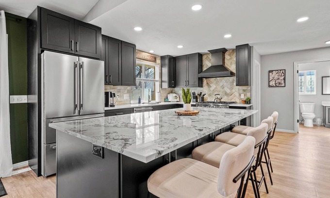 Sandy House | 7-Bedroom Home with Hot Tub – Near Ski Resorts, SLC & Convention Centers
