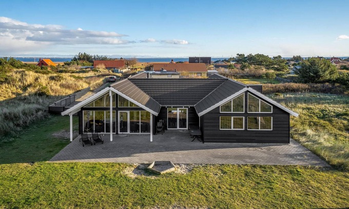 Nørre Lyngvig House | 7 bedroom nice home in Hvide Sande