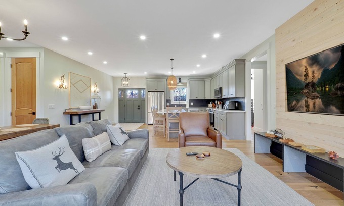Boyne Falls House | 7 Bedrooms + Loft Bunk Room | 15 Beds| Game Room | Sleeps 22 | Hot Tub