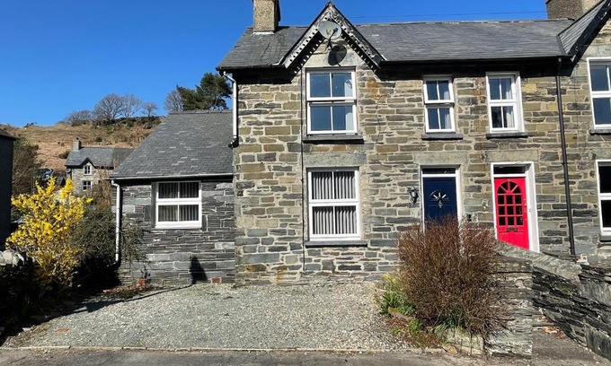 Dolwyddelan House | 7 Castle Terrace
