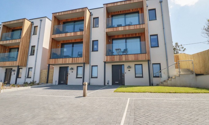 Porth House | 7 LONGSHORE, pet friendly, luxury holiday cottage in St Columb Minor