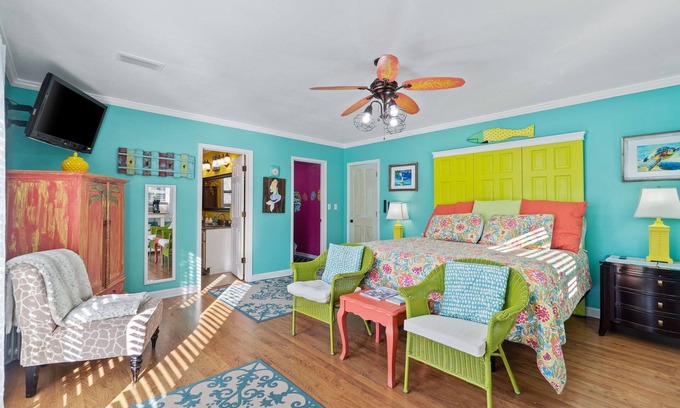 Navarre Cottage | 7 min drive to Beautiful Navarre Beach