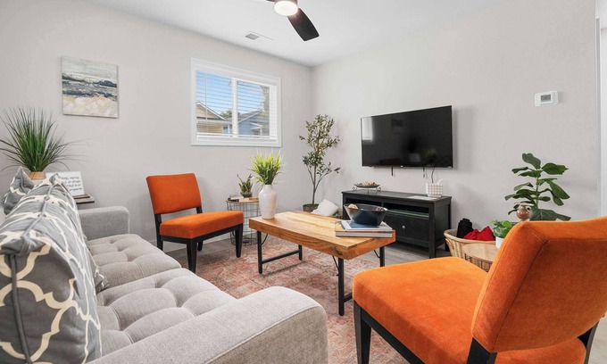 East Durham House | 7 Min walk to Golden Belt - 4 Min Drive to Downtown - 7 to Duke