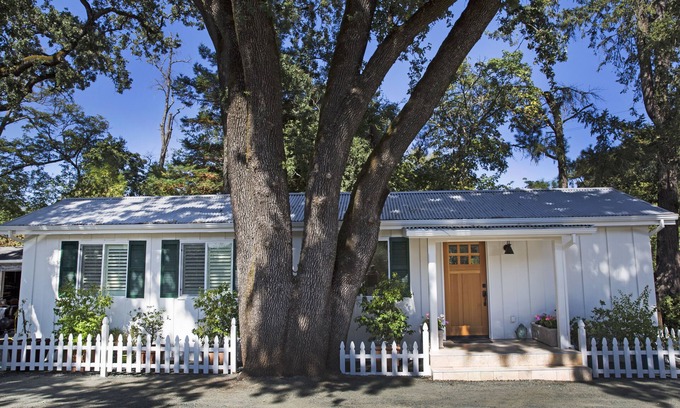 St. Helena House | 7 minute drive/5 miles to Saint Helena