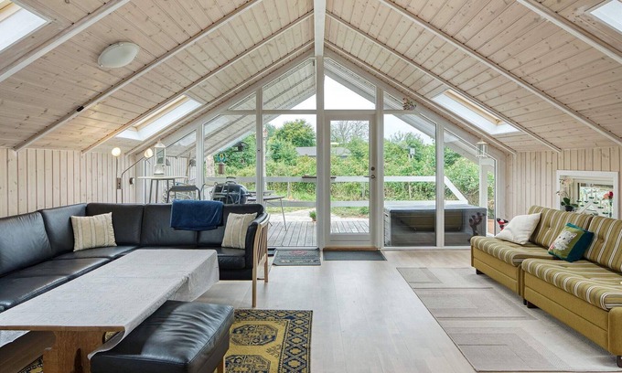 Dannemare House | 7 person holiday home in Dannemare