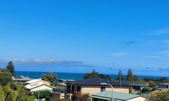 Apollo Bay House | 714 train to the beach