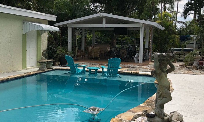 Ludlam House | 750 Square Foot Guest House Located in Cutler Bay. 1 Bedroom/1 Bath