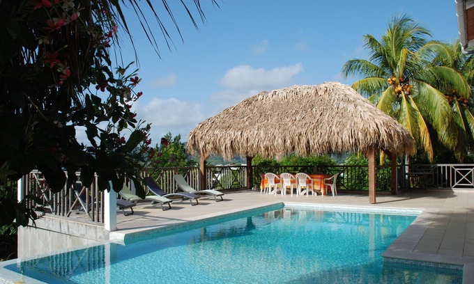 Le Robert House | 76m2 apartment on one level, large infinity pool, sea view, garden