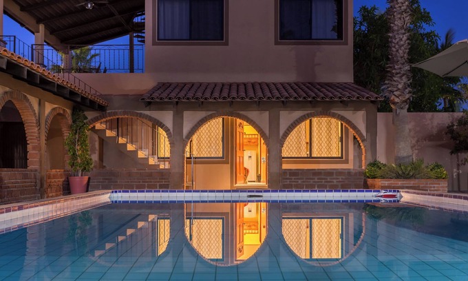 Loreto Villa | 7bdrm boutique hotel with AC, WiFi , heated pool convenient location.
