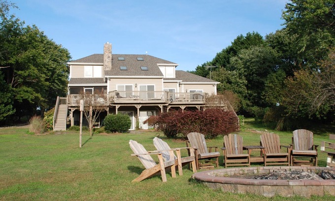 Livingston House | 7BR wf,hot tub,beach,kayaks,public side,pets, August special-book 2; get 1 free