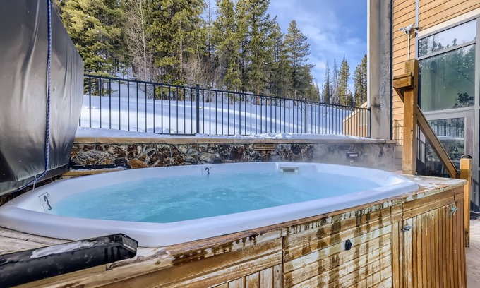 Breckenridge Condo | 7th Nt FREE! Huge Condo! BBQ/Pool/Hot Tubs. Alpine Views. Close to Town/Shuttle