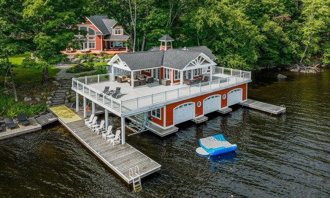 Muskoka Lakes Cottage | 8 bed 5 bath cottage on Lake Muskoka, 9 acres!