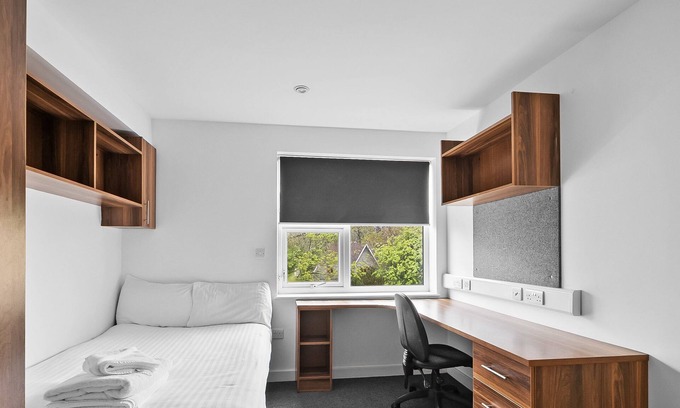 Plymouth Apartment | 8 Bed Apartment @ Derriford Stays by Pureserviced