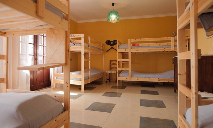 Ericeira Hotel | 8 Bed bed: Chill Hill Hostel & Private Rooms - Peach Garden (RNAL Nº 7624/AL)