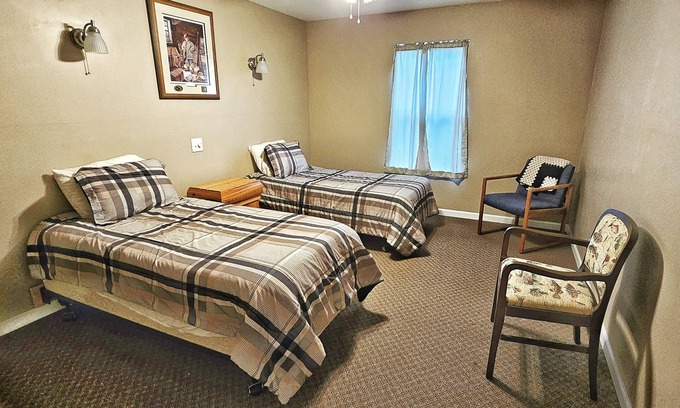 Michael Cabin | 8-Bedroom Lodge, each with 2 single beds. Room 1