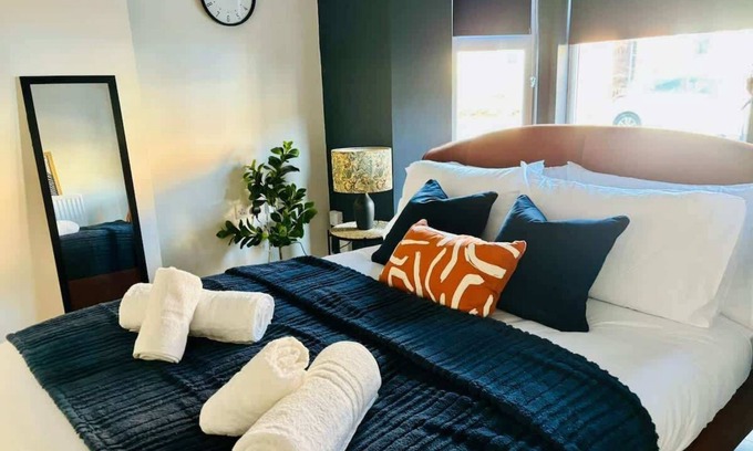 Gloucester House | 8 Beds, Sleeps up to 11, Gloucester City Centre