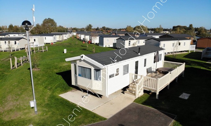 Tattershall House | 8 Berth Caravan with private hot tub