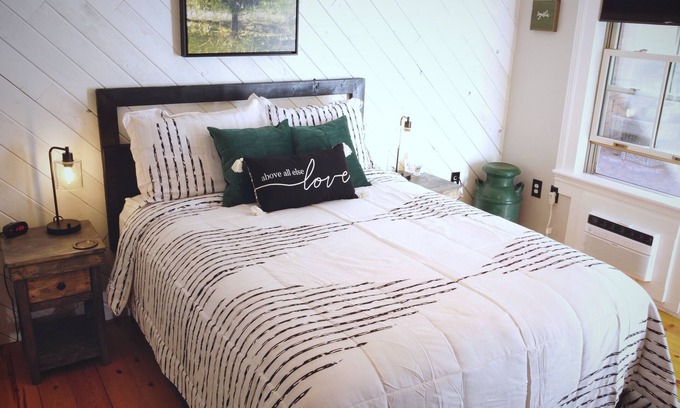 Snowflake Hotel | #8 Cozy Room in Historic Inn, Green Grotto