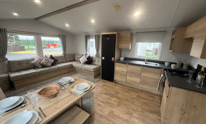 Heacham Cabin | 8 Guests - Swimming Pool - 1min to the Beach