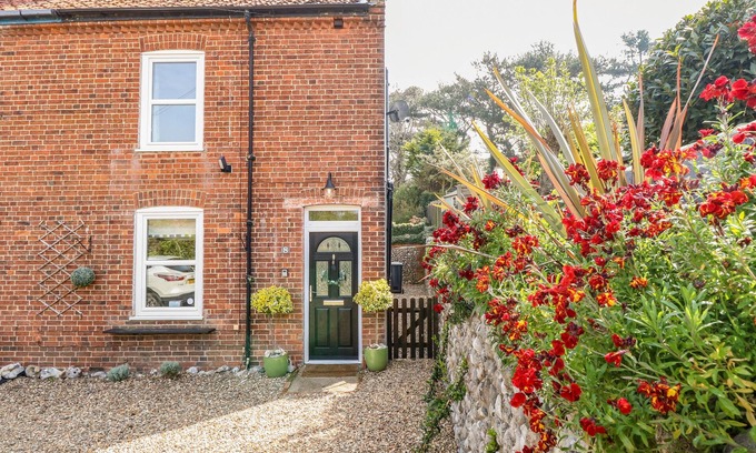 East Runton House | 8 MELINDA COTTAGE, pet friendly, with open fire in East Runton