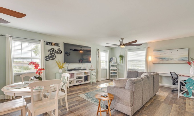 Panama City Apartment | 8 Mi to Beaches: Getaway w/Pool in Panama City!