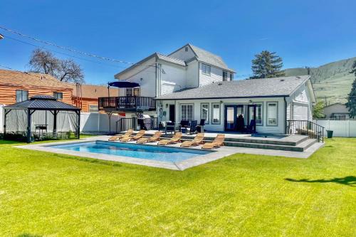 Chelan House | 8 Mi to Echo Valley Ski Area Home with Hot Tub!