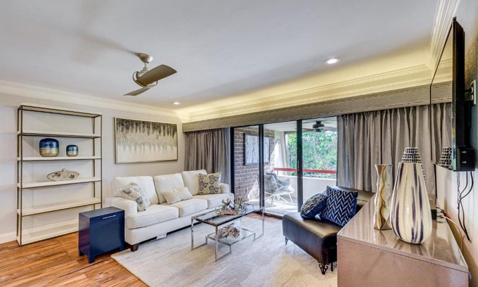 Palm Harbor Apartment | 8 Mi to Honeymoon Island Golf Getaway with Balcony!