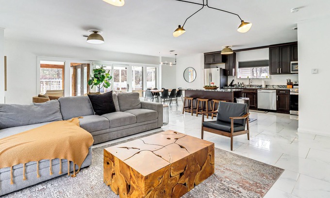 Mount Pocono House | 8 Mi to Slopes: Family Escape w/Hot Tub in Cresco