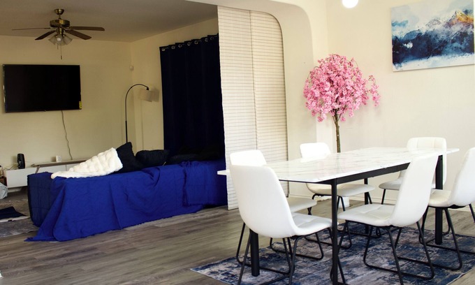 McKinney House | 8 min to Airport & downtown big blue house in Austin