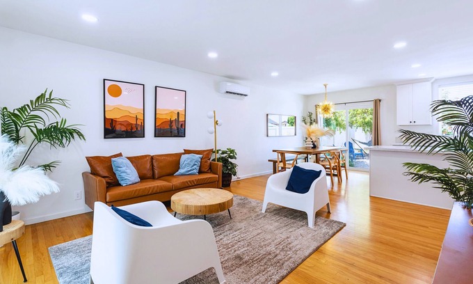 Fullerton House | 8 mins to Disney: Parking + Laundry + Playful Backyard