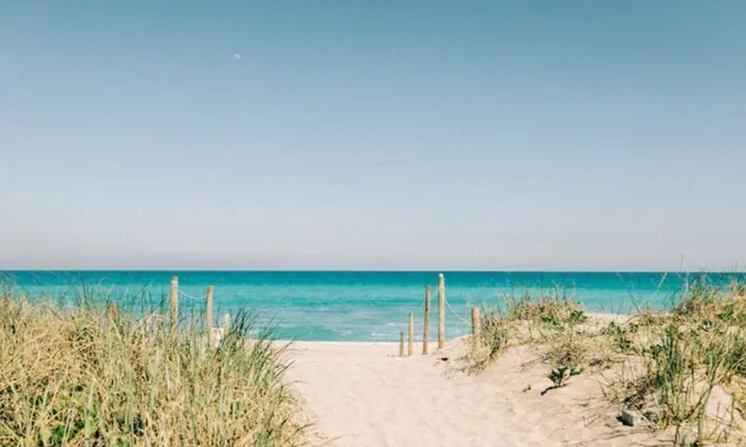 Stuart House | 8 minutes from Beach & Downtown: Surf House Stuart