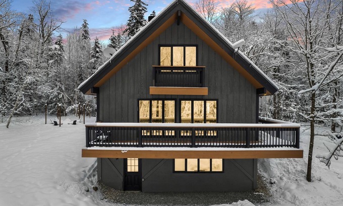 West Dover Ski Chalet | 8 minutes to Mount Snow, Dog Friendly, Fire Pit, Hot Tub, Game Room, Private