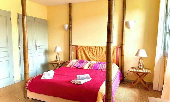 Estadens Cabin | 8-person self-catering cottage with shared pool and private garden facing the Pyrenees Mountains