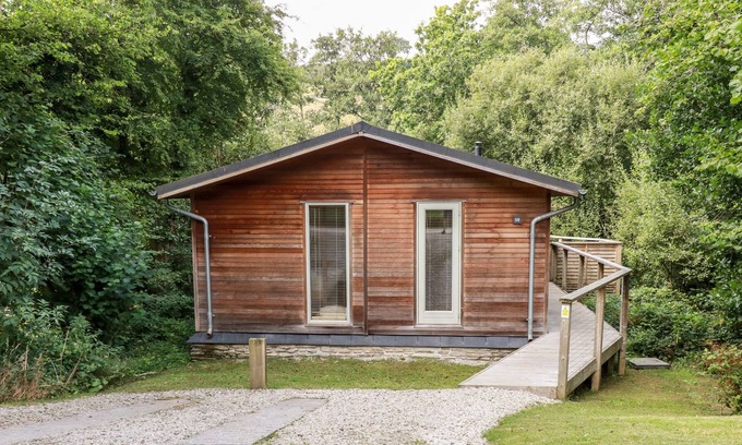 Looe Cabin | 8 STONERUSH VALLEY, romantic, with hot tub in Lanreath
