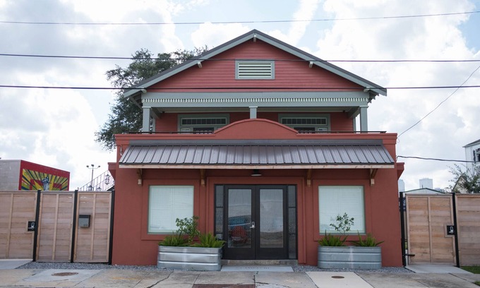 Tulane - Gravier Bed & Breakfast | 8-Suite Guesthouse Sleep 32! - Huge yard