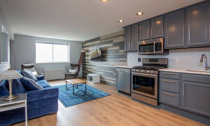 Old Fourth Ward Condo | 804 Barn Wall, 1 FREE Park, Modern Dt, 300 MB Wifi