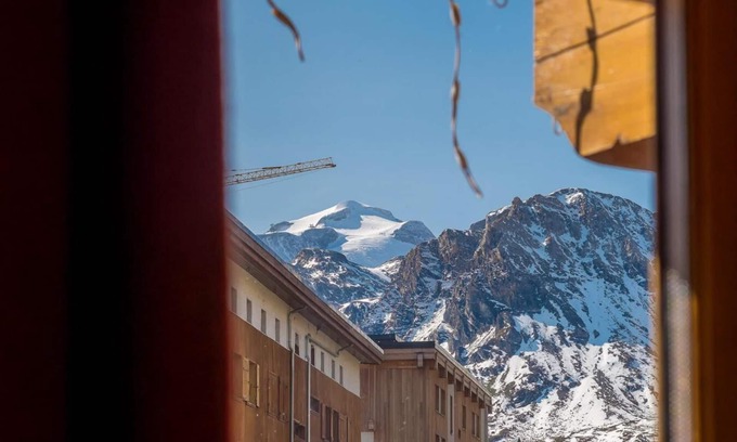 Les Almes Apartment | 80m from ski slopes, Ground floor, fitness, terrace, fireplace or stove, tv, ski locker, 180m²