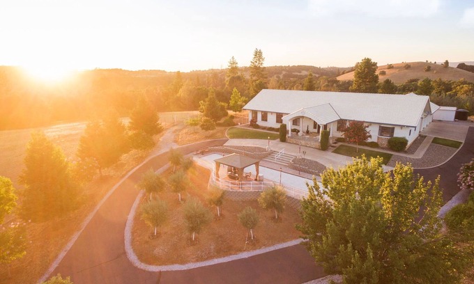 Sonora House | 82 acre Mountain Retreat w/Pool & Spa near Yosemite sleeps 14