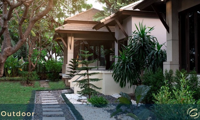Khlong Tan Nuea Villa | 88 pool side garden villa