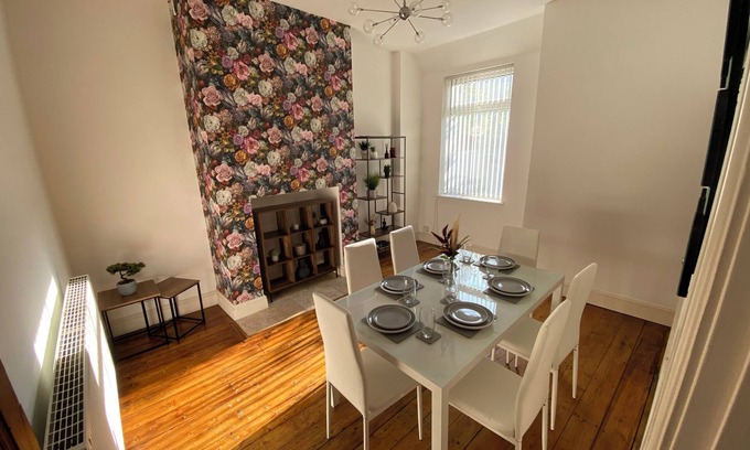 Salford House | 9 bed - Huge Price Reductions For week to month stays