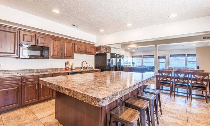 Laketown House | 9-BR Direct Beachfront: Perfect for Large Groups!