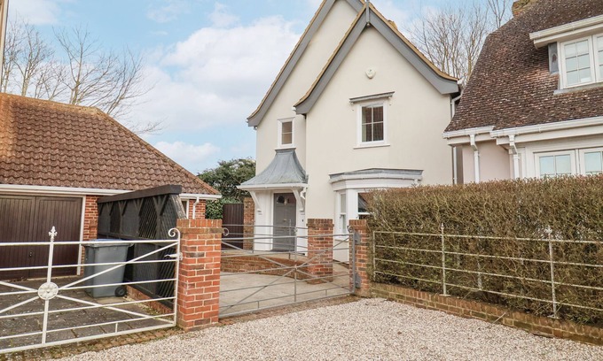 Aldeburgh House | 9 CHURCH FARM RISE, pet friendly, with a garden in Aldeburgh