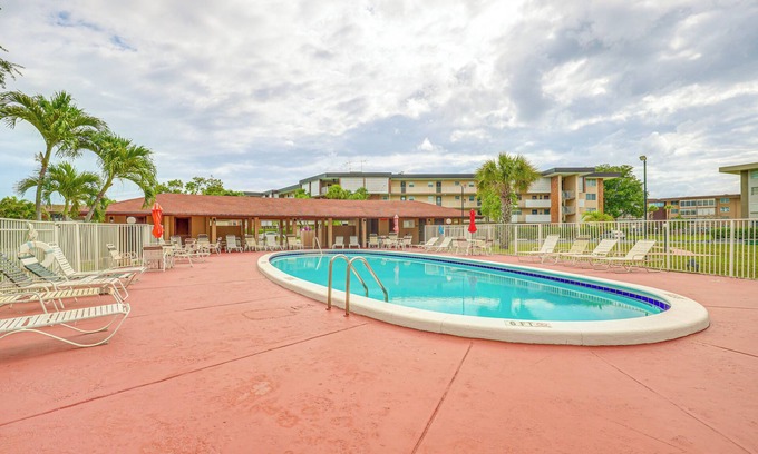 Lauderdale Lakes Condo | 9 Mi to Pompano Beach: Condo w/Resort Perks!