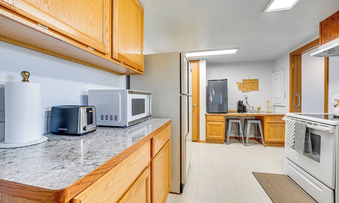 George Cottage | 9 Mi to The Gorge: Updated Retreat w/Yard!