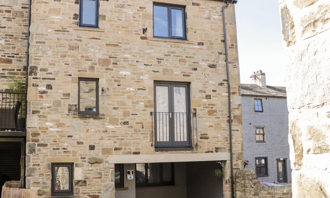 Skipton Cottage | 9 NAVIGATION SQUARE, pet friendly in Skipton
