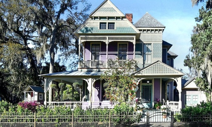 Brunswick House | 905 Seaside ~ History, Luxury, Pet, Pool, King Bds