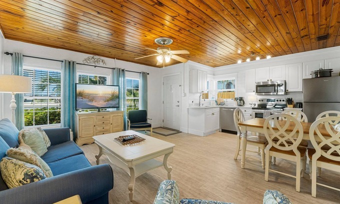 Laguna Beach Estates House | $98/Night Now thru Oct 5th!~ Quiet Laguna Beach ~Directly Across Street-30ft from Perfect Beach Access #83