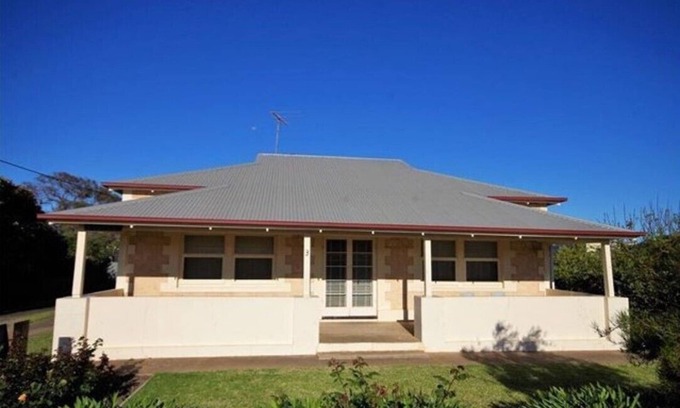 Dalrymple House | A 1970's fishing shack in the heart of Stansbury.