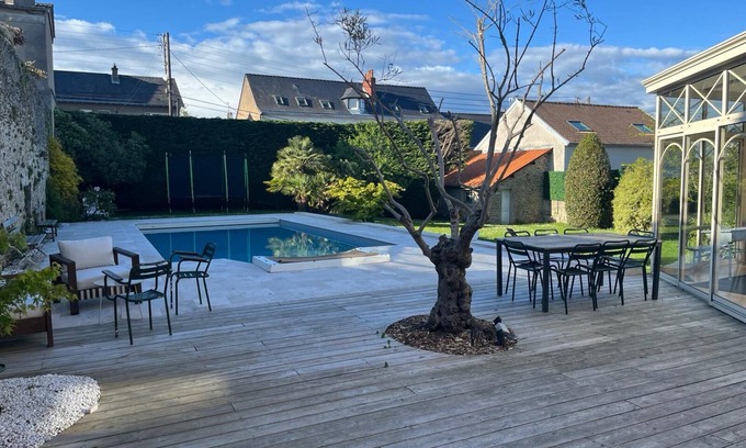 Laval House | A 1h15 de Paris, Grande Maison de Ville, Piscine Chauffée, Proximité Halage